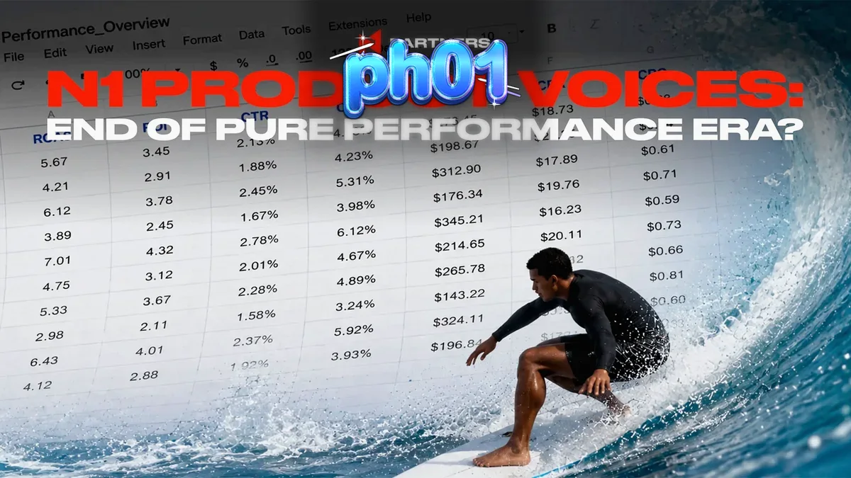 Isang manlalaro na nag-e-enjoy sa mga mobile slots sa kanyang smartphone.
